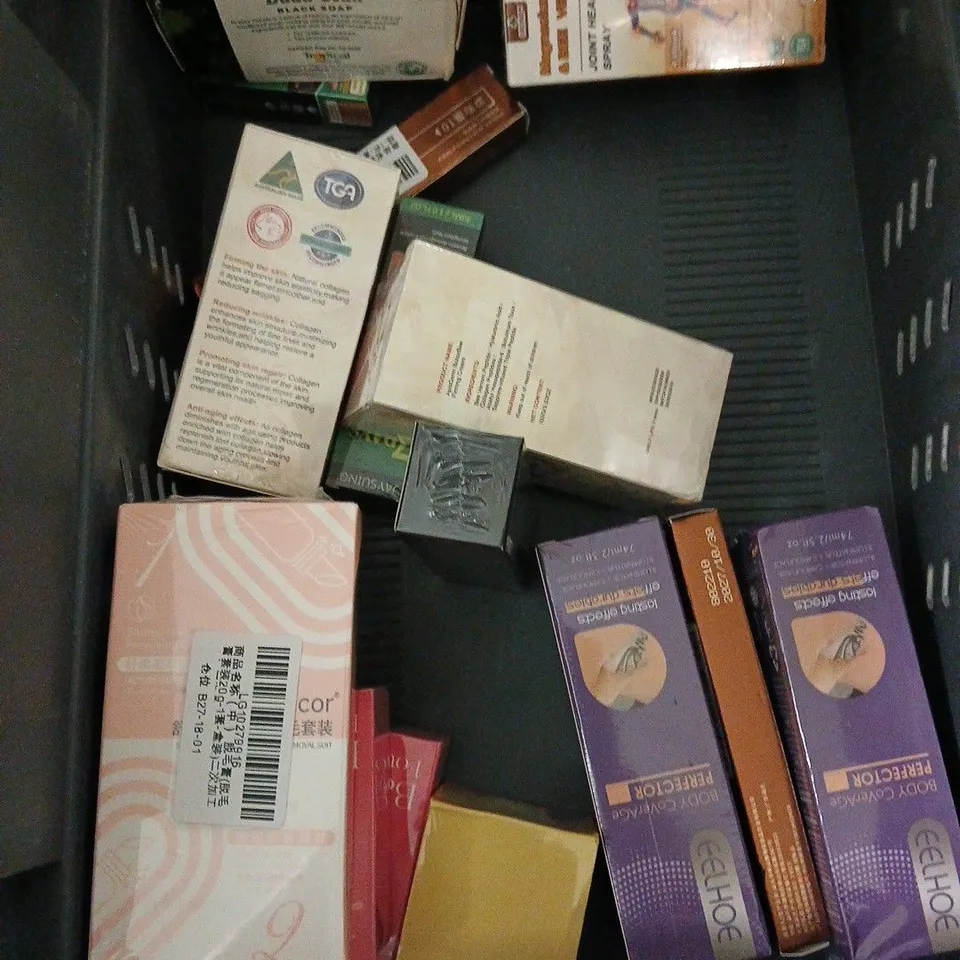 APPROXIMATELY 20 ASSORTED HEALTH & BEAUTY PRODUCTS TO INCLUDE URBAN DECAY LONG LASTING SETTING SPRAY, ESTRID RAZOR, WILD LIP BALM REFILL, ETC