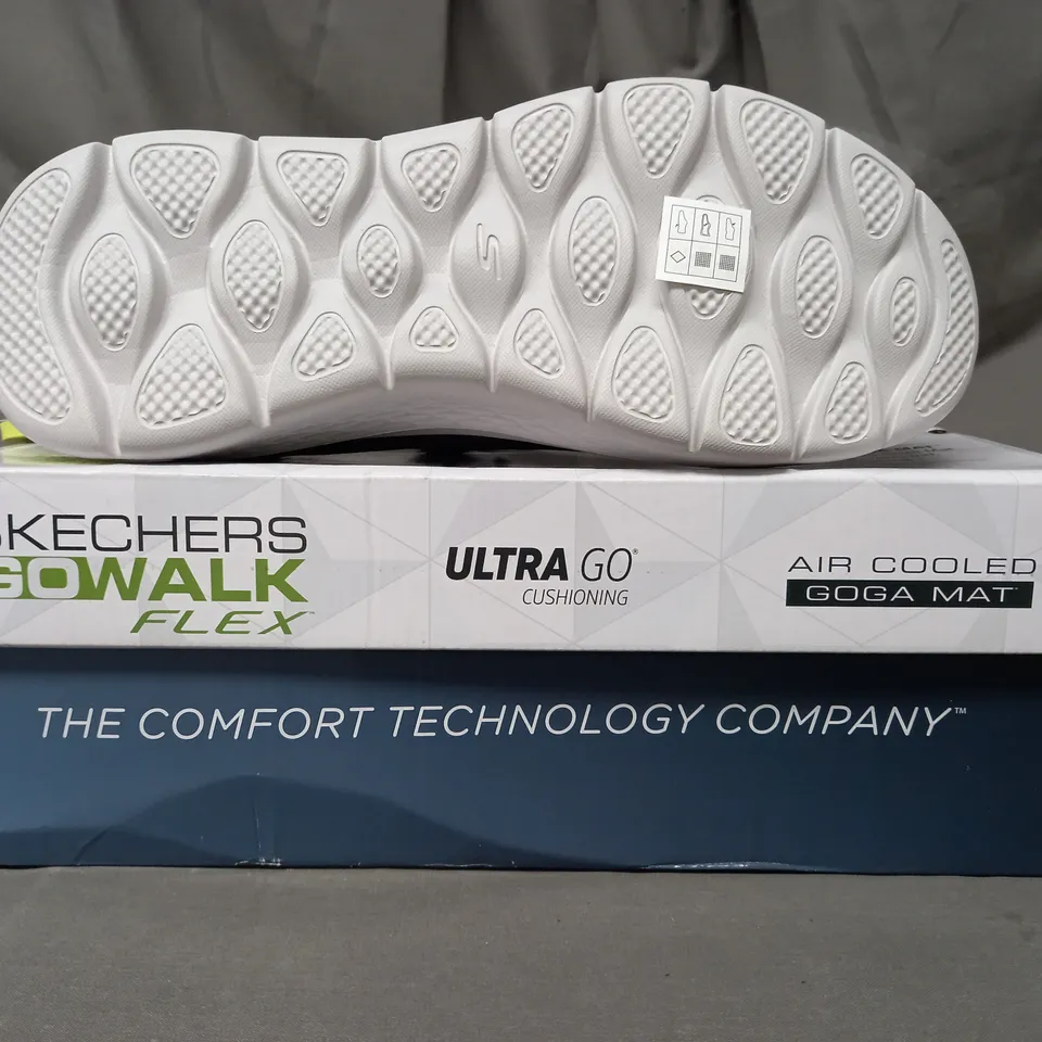 BOXED PAIR OF SKECHERS GO WALK FLEX SHOES IN BLACK SIZE 8