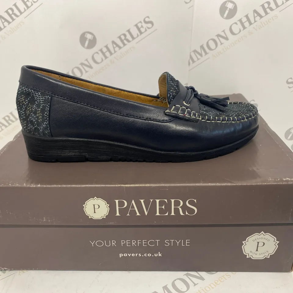 BOXED PAIR OF PAVERS SIZE 37 SHOES 