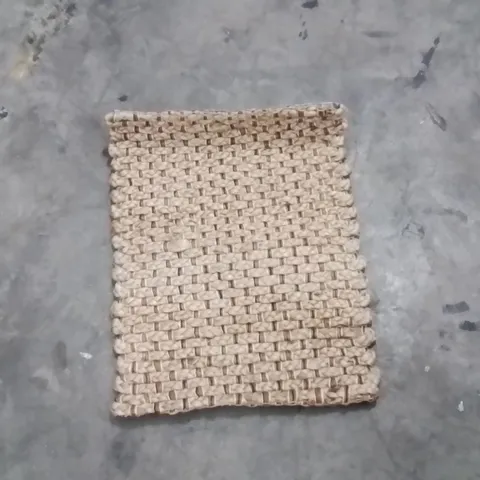 QUALITY DESIGNER AREA RUG - APPROXIMATELY 56X42CM