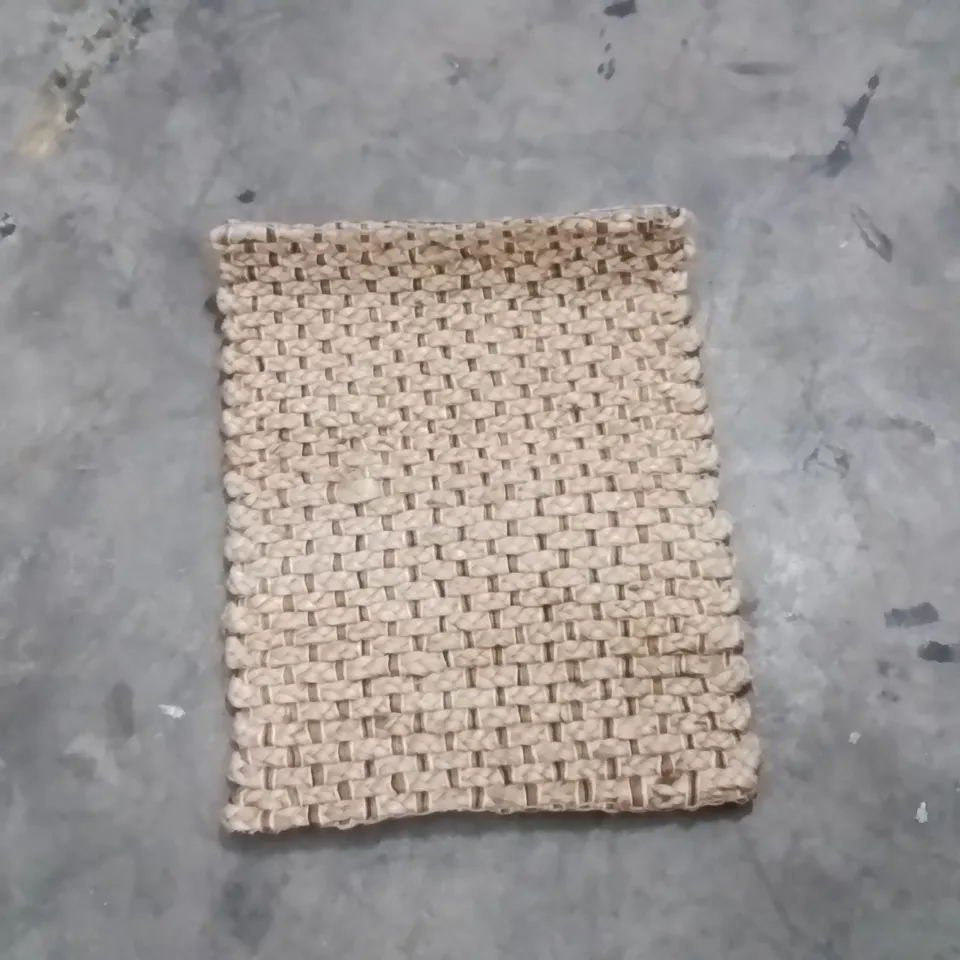 QUALITY DESIGNER AREA RUG - APPROXIMATELY 56X42CM