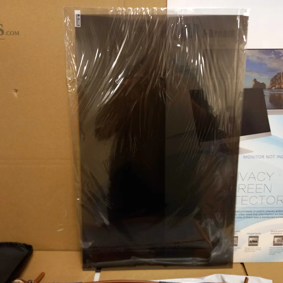 LOT OF APPROX 3 ASSORTED ITEMS TO INCLUDE: PRIVACY SCREEN, LAPTOP CASE, LIGHT BOX