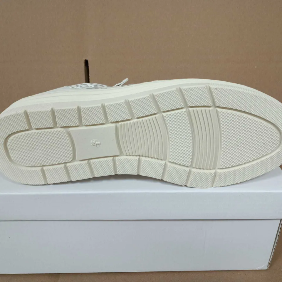 BOXED PAIR OF SHOES BY EMMA ENEA OSPREY WHITE LEOPARD-PRINT SNEAKERS - UK SIZE 5