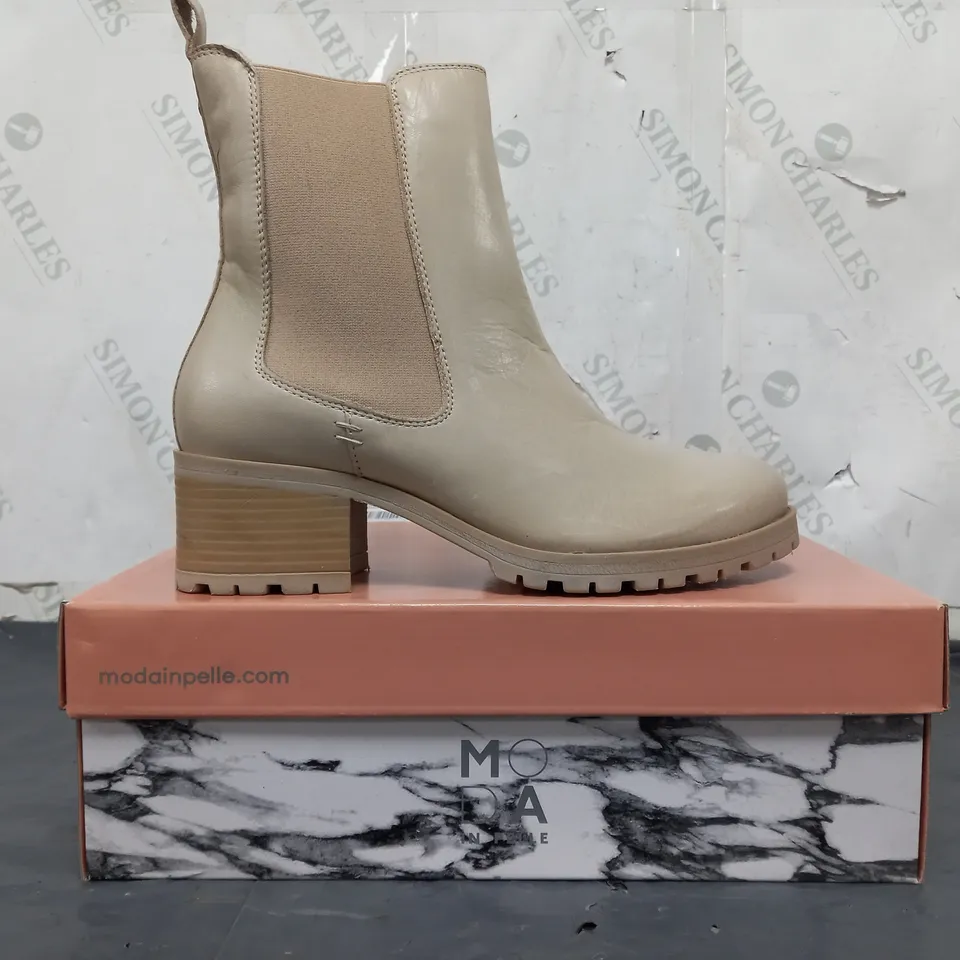 BOXED PAIR OF MODA IN PELLE CHUNKY HEEL CHELSEA BOOTS IN CREAM SIZE 6