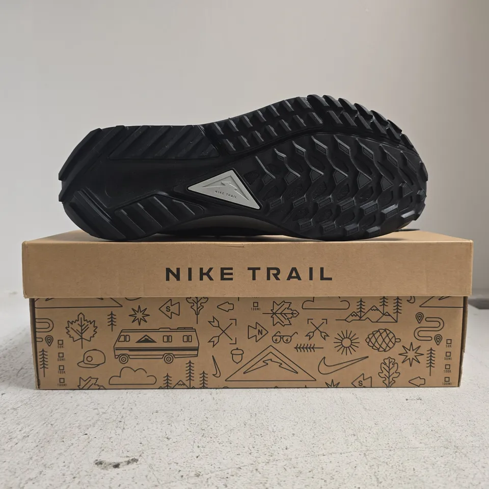 BOXED PAIR OF NIKE REACT PEGASUS TRAIL 4 GTX TRAINERS IN BLACK SIZE UK 8