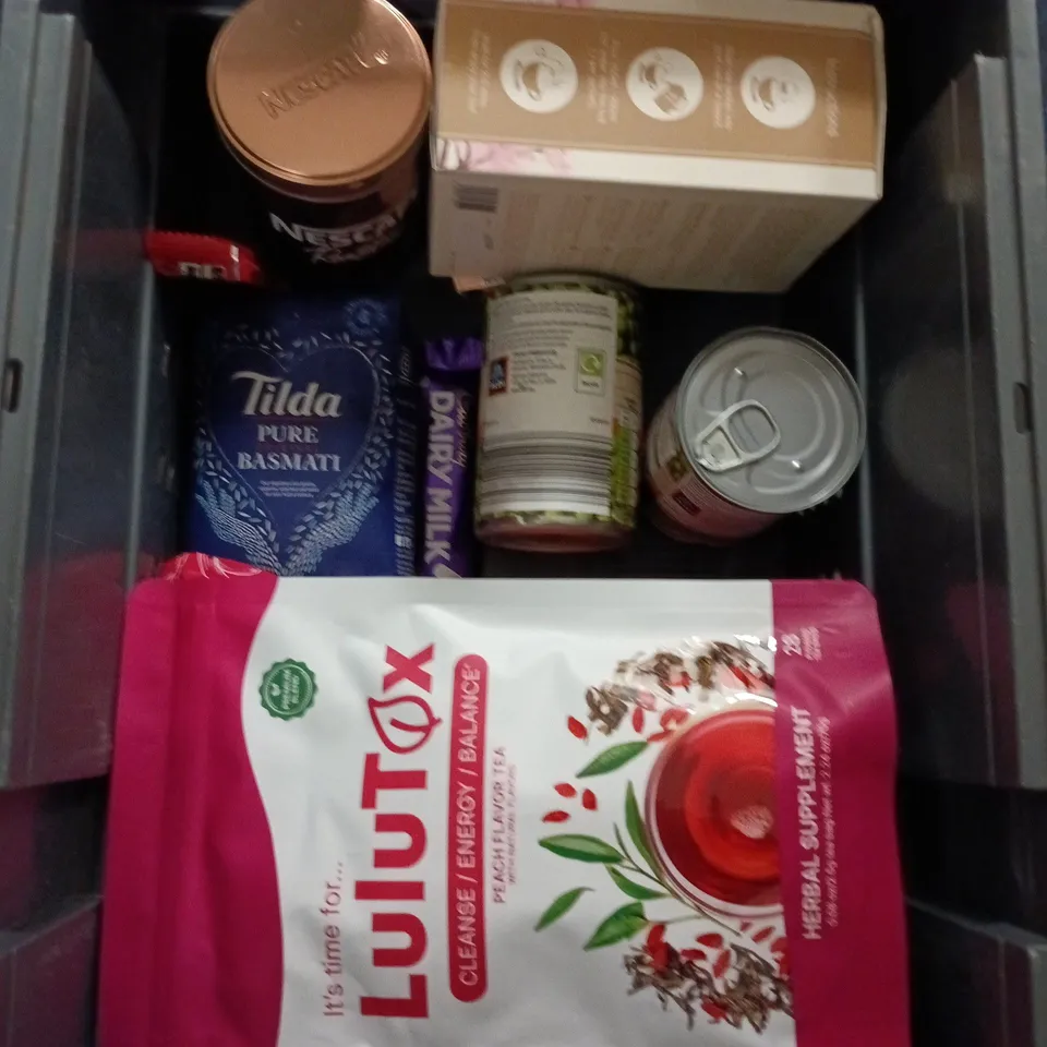 APPROXIMATELY 20 ASSORTED FOOD AND DRINK ITEMS TO INCLUDE - YORKSHIRE TEA BAGS, GARDEN PEAS AND TERRY'S CHOCOLATE ORANGE BAR