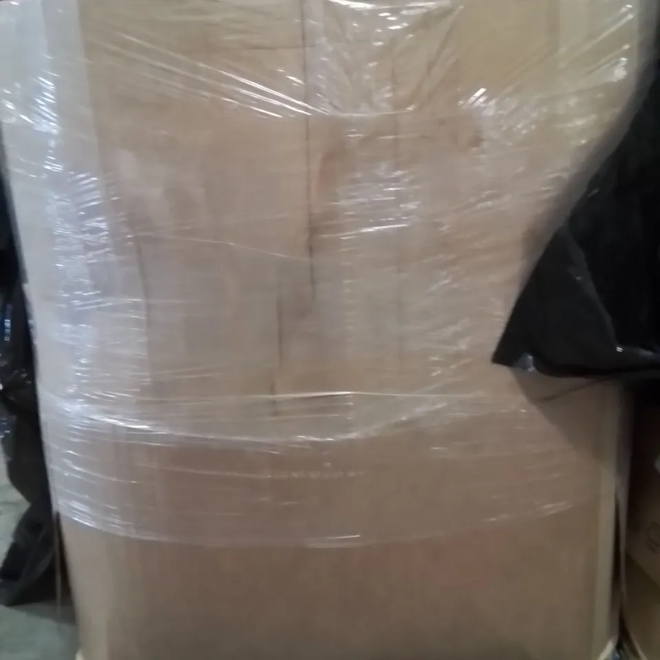 PALLET CONTAINING A LARGE QUANTITY OF PILLOWS