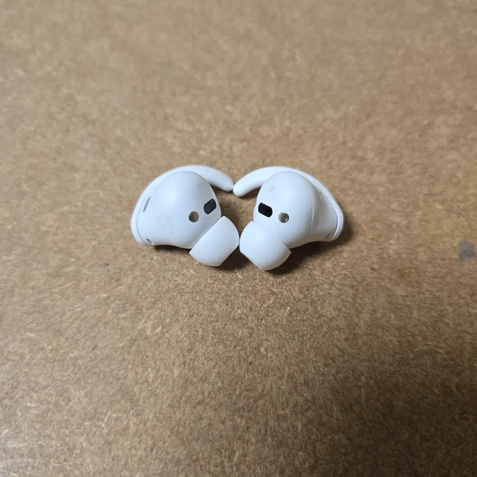 BOSE EARBUDS IN WHITE