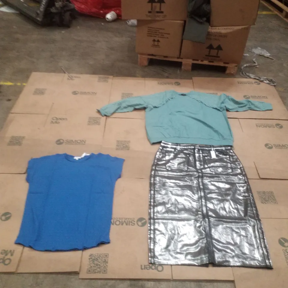 PALLET OF APPROXIMATELY 150 BRAND NEW WOMENS QUALITY DESIGNER CLOTHES.  INCLUDES; JD WILLIAMS GREEN TOP. JD WILLIAM'S METALLIC SKIRT, JD WILLIAMS BLUE TOP