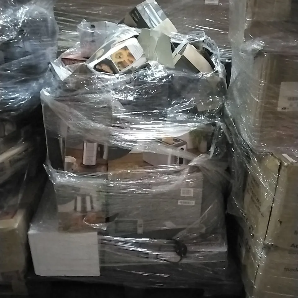 PALLET OF HOUSEHOLD ITEMS TO INCLUDE MICROWAVE, KETTLE, BLENDER AND OTHER ASSORTED ITEMS....