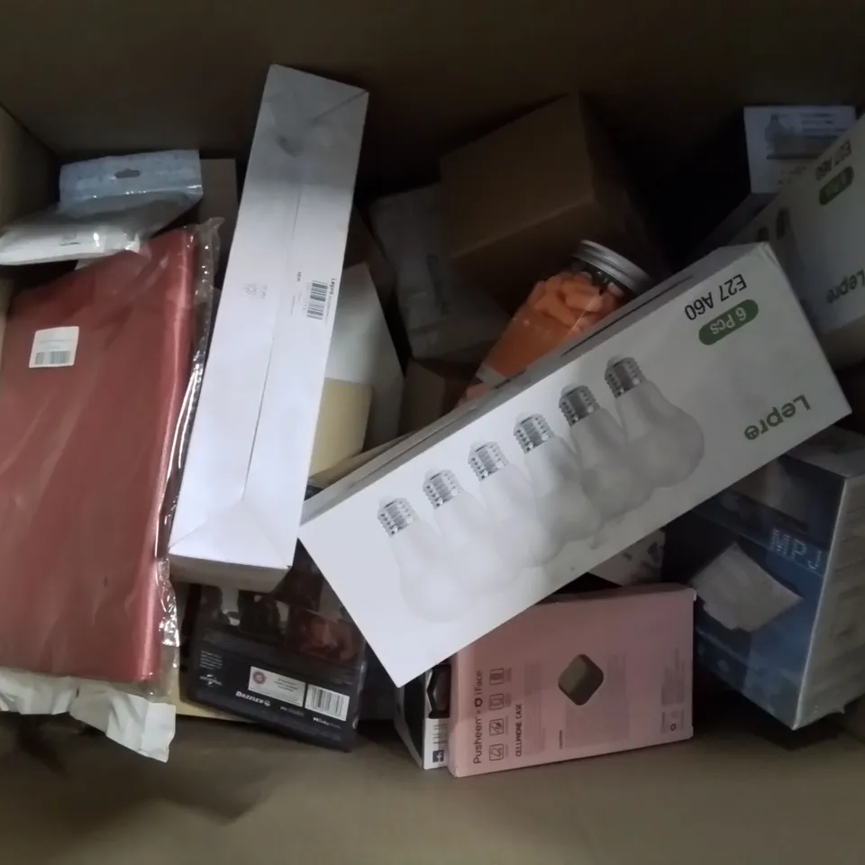 BOX CONTAINING LARGE AMOUNT OF BOXED ELECTRICAL ITEMS TO INCLUDE: EARPHONES, LIGHT BULBS, SOLAR LAMPS ETC.