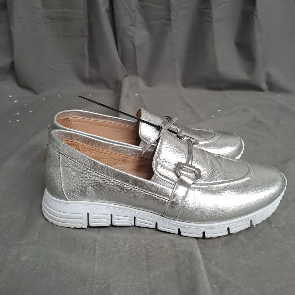 MODA IN PELLE FRANCIE LOAFER SIZE 5