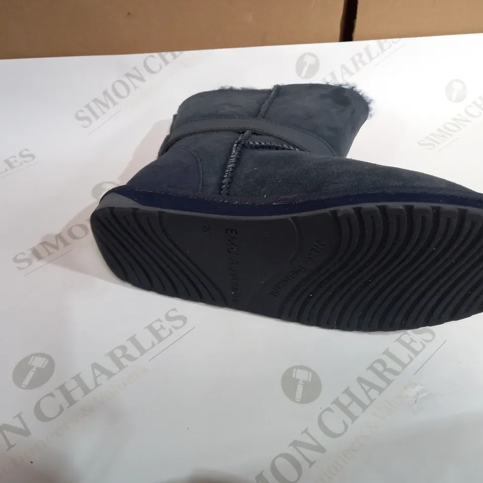 BOX OF PAIRED EMU AUSTRALIA INDIGO BOOTS UK SIZE 5
