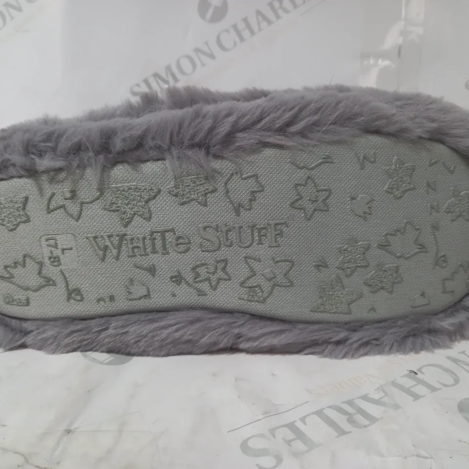 BOXED PAIR OF WHITE STUFF FAUX FUR BOOTIES IN GREY SIZE 7-8