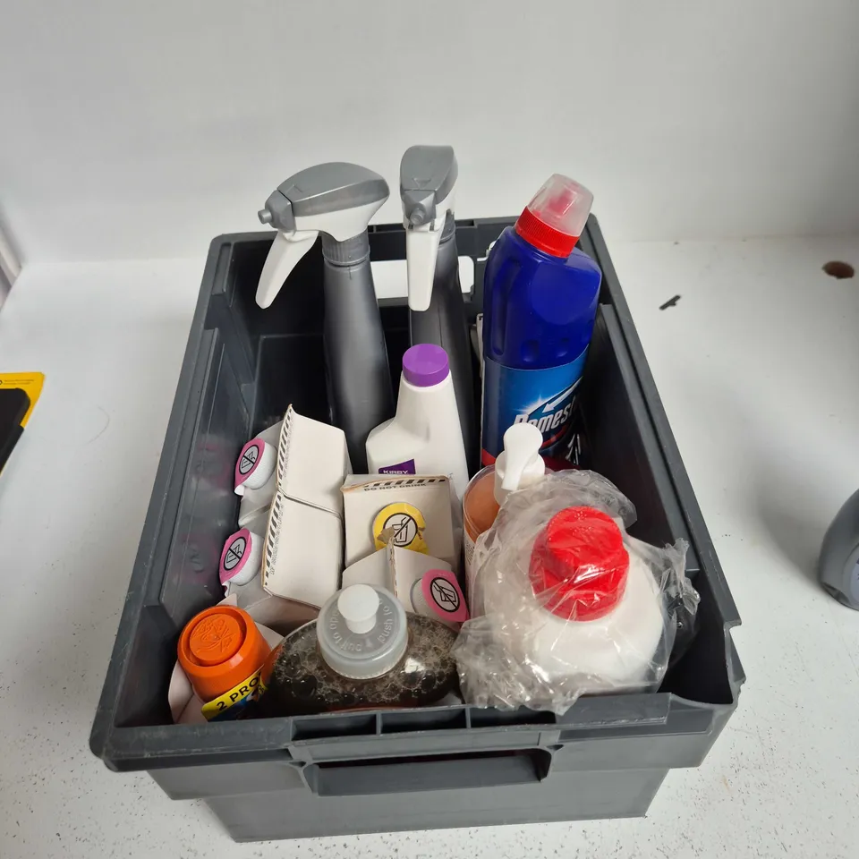 TOTE OF APPR0XIMATELY 14 ASSORTED LIQUIDS TO INCLUDE: CIF PROFESSIONAL 