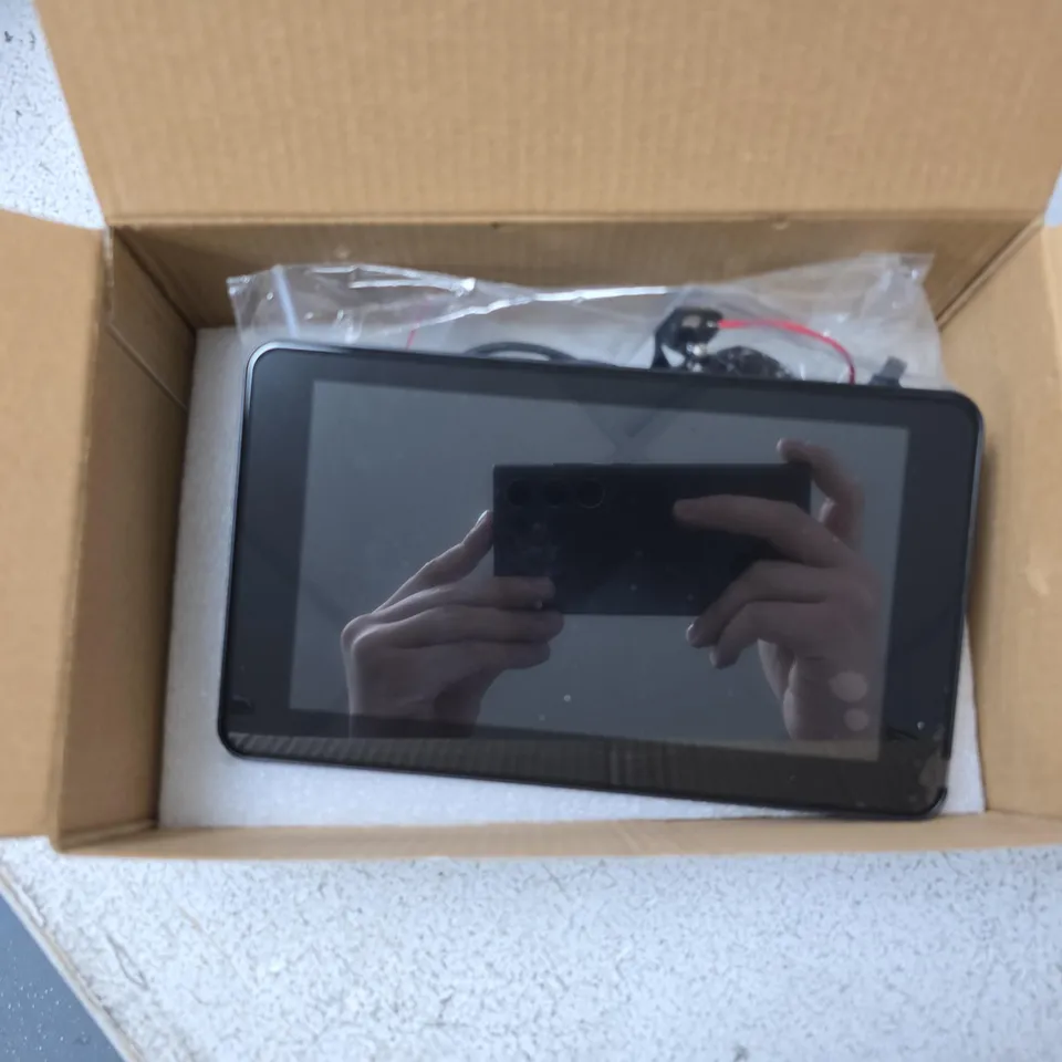 BOXED 7" INCH CARPLAY MONITOR