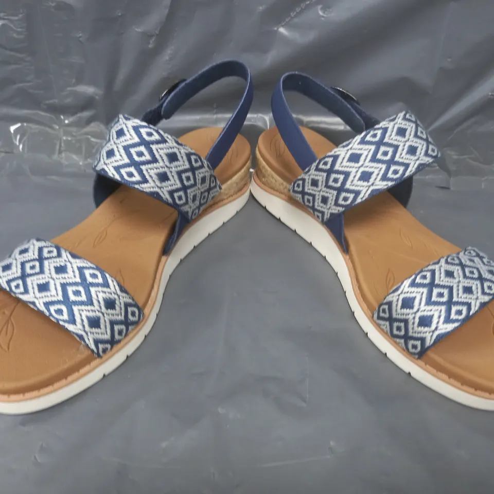 BOXED PAIR OF SKECHERS SANDALS IN NAVY SIZE 3