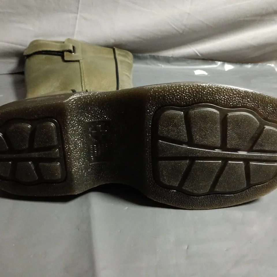 DR.MARTENS OLIVE GREEN LEATHER KNEE-HIGH BOOTS WITH SIDE ZIP AND CHUNKY SOLE - UK SIZE 7