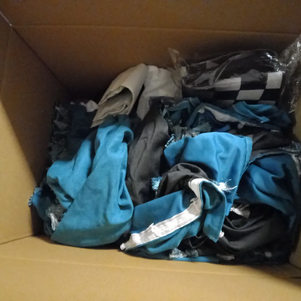 BOX OF APPROXIMATELY 30 ASSORTED ITEMS TO INCLUDE LIKO HYGIENE VEST MOD, DUVET SETS, CURTAINS, TOTE BAGS, ETC