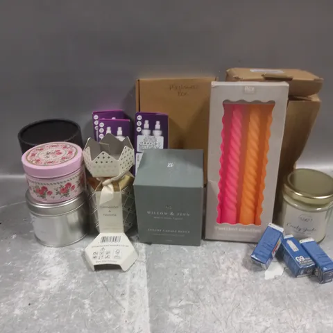 APPROXIMATELY 20 ASSORTED ITEMS TO INCLUDE FRAGRANCED CANDLES