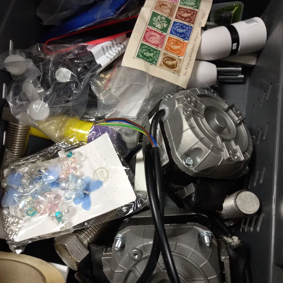 ASSORTED HOUSEHOLD ITEMS