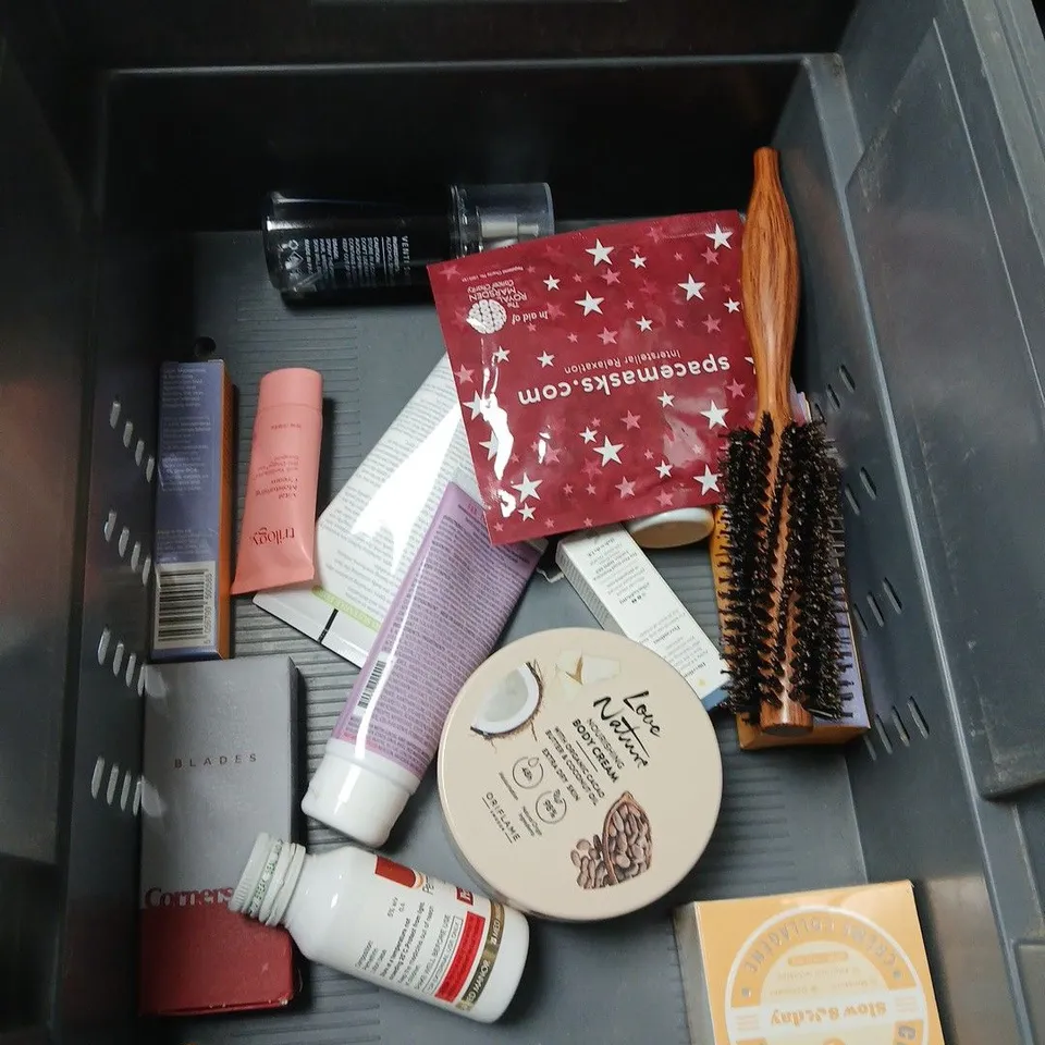 APPROXIMATEY 20 ASSORTED HEALTH AND BEAUTY PRODUCTS TO INCLUDE MAN CAVE BODY SCRUB, BABY SOAP AND PLOUISE PLUMP MOISTURE MASK