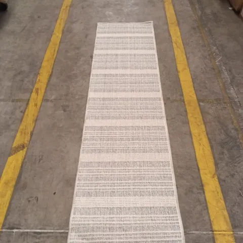 QUALITY DESIGN AREA RUG APPROXIMATELY 125 CM X 58