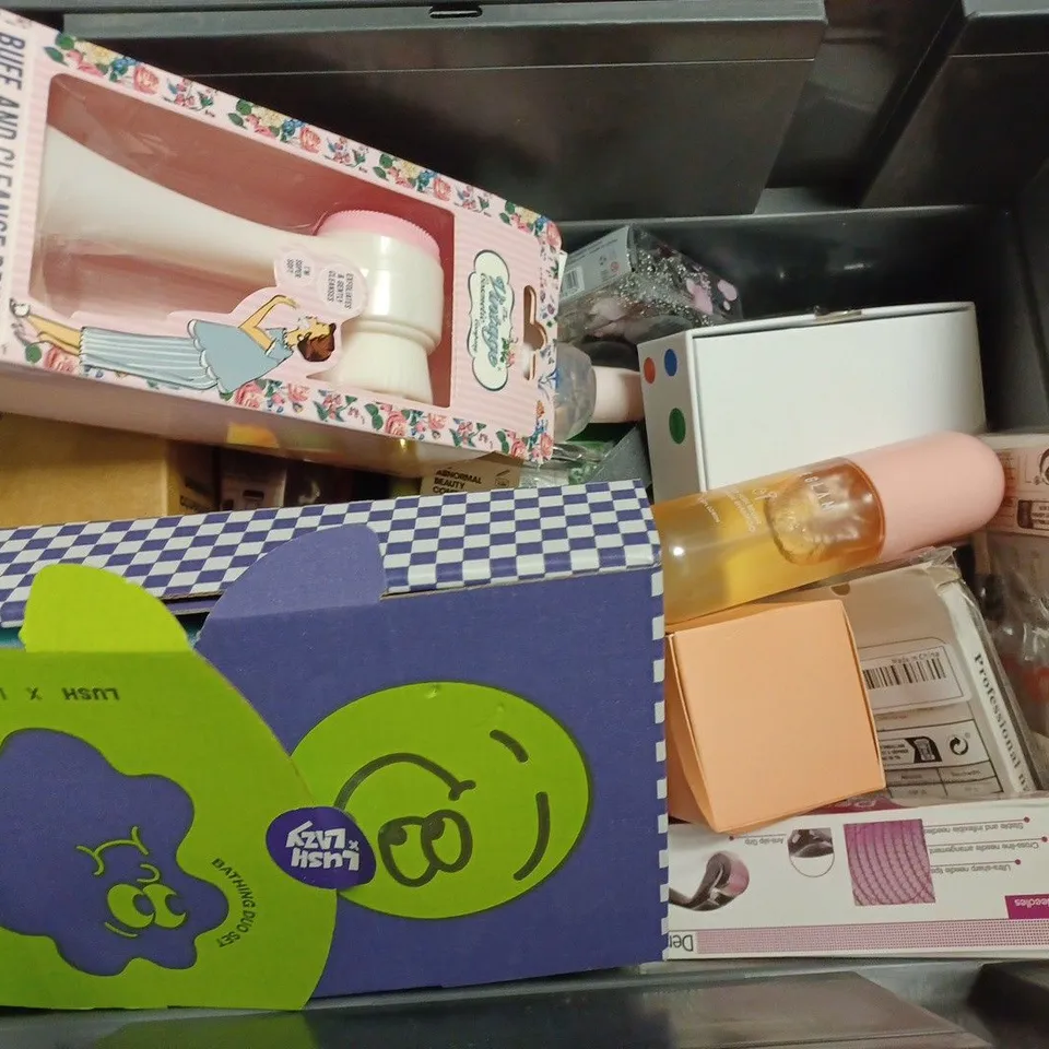 BOX OF APPROX 20 ASSORTED HEALTH AND BEAUTY ITEMS TO INCLUDE - FRAGRANCE SOCIETY BATH & SHOWER GEL - SHEGLAM SUNDAY PICNIC LIP OIL SET - SHEGLAM SPONGE SHAMPOO ECT