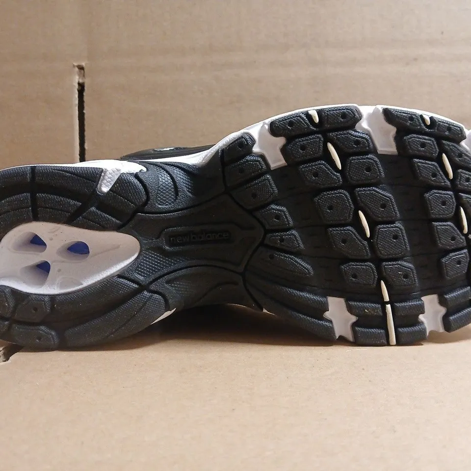 BOXED PAIR OF NEW BALANCE 530 TRAINERS IN BLACK/WHITE SIZE UK 6