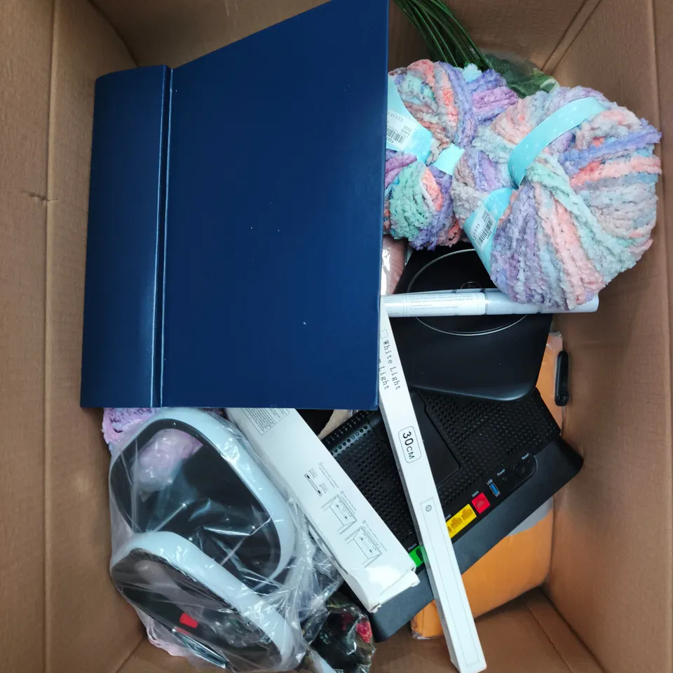 APPROXIMATELY 20 ASSORTED HOUSEHOLD PRODUCTS TO INCLUDE TAPE DISPENSER, NOTEPAD, HOME DECOR ETC 