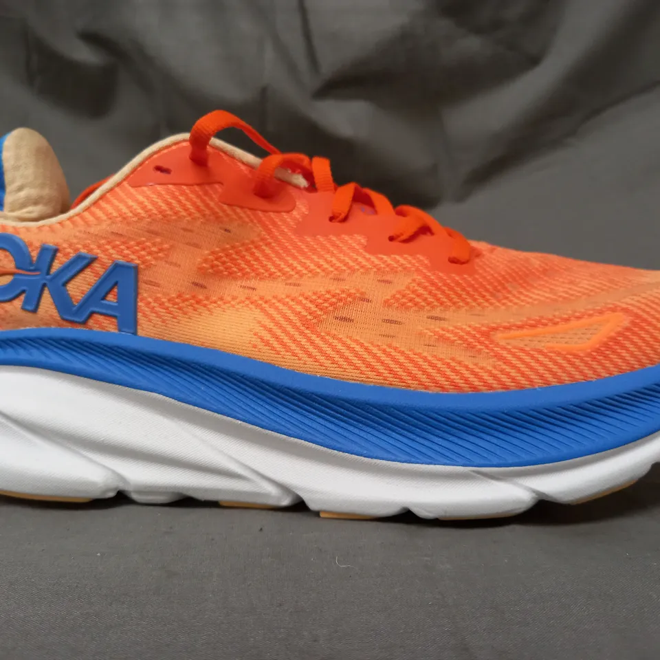 PAIR OF HOKA TRAINERS IN ORANGE/BLUE UK SIZE 9.5