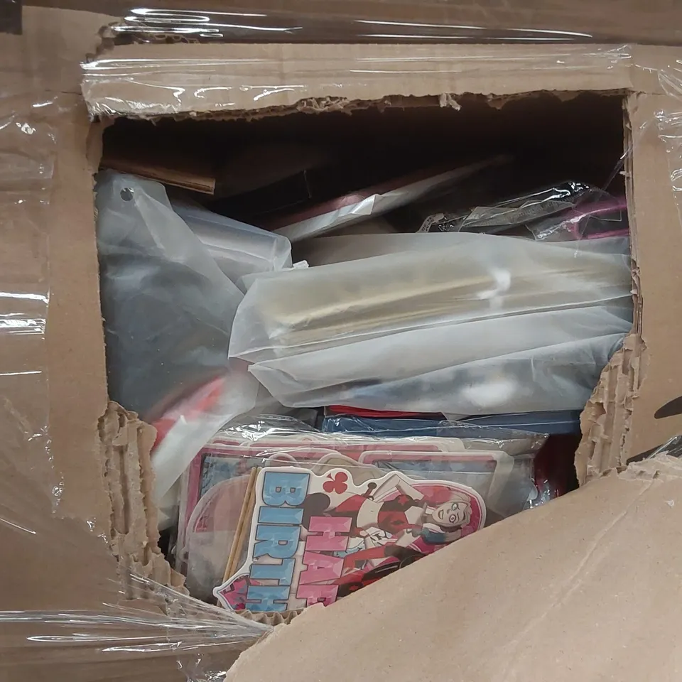 PALLET CONTAINING A LARGE ASSORTMENT O PARTY SUPPLIES INCLUDING BALLOONS, DECORATIONS AND PHONE CASES ECT