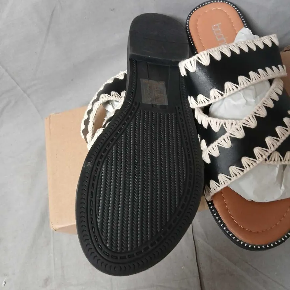 BOOHOO CROSS-OVER SANDALS – BLACK WITH WHITE STITCHING, WOMEN'S SIZE 7