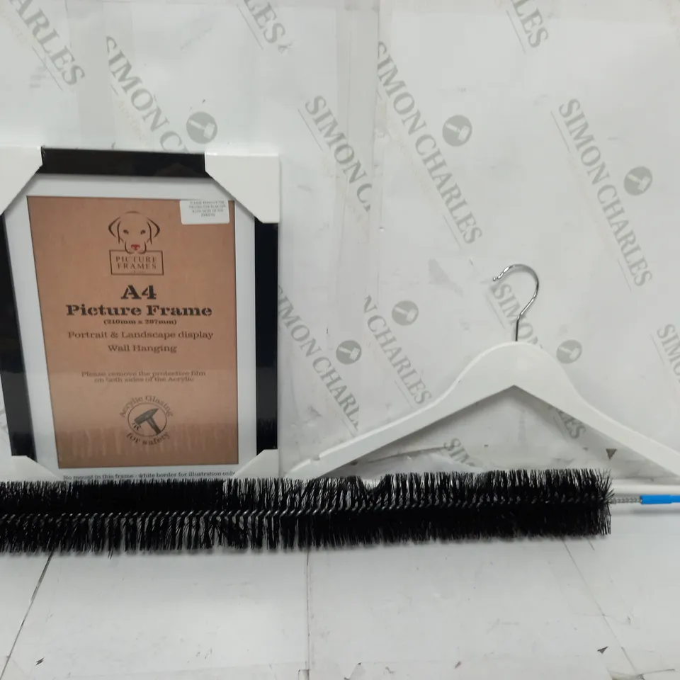 APPROXIMATELY 15 ASSORTED HOUSEHOLD ITEMS TO INCLUDE CLOTHES HANGER, PICTURE FRAME, RADIATOR DUSTER, ETC