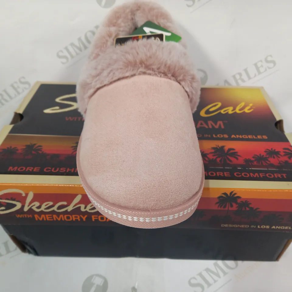 BOXED PAIR OF SKECHERS CALI FAUX FUR LINED SLIPPERS IN BLUSH COLOUR UK SIZE 4