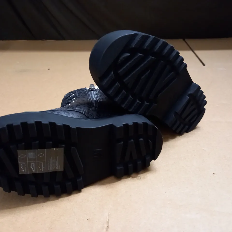 H&M KIDS BLACK SIDE ZIP BOOTS - UK 9