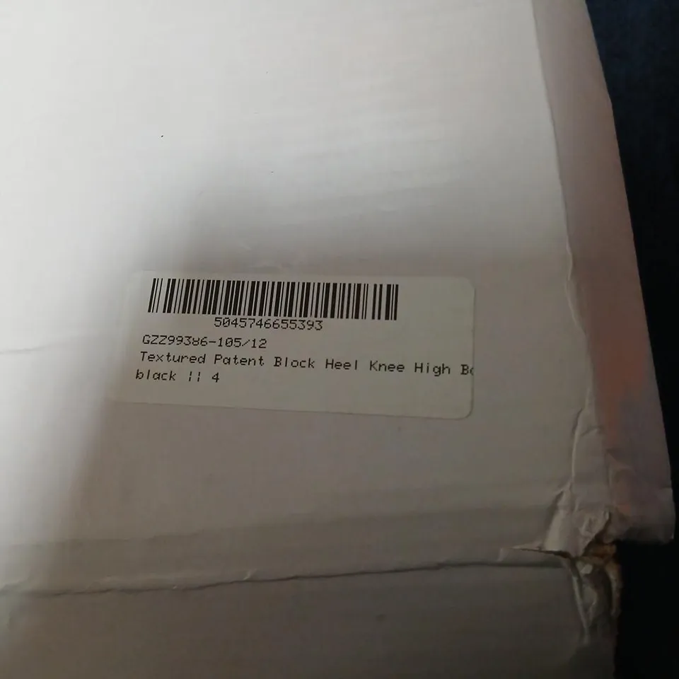 LADIES' TEXTURED PATENT BLOCK HEEL KNEE-HIGH BOOT, BLACK – UK 11