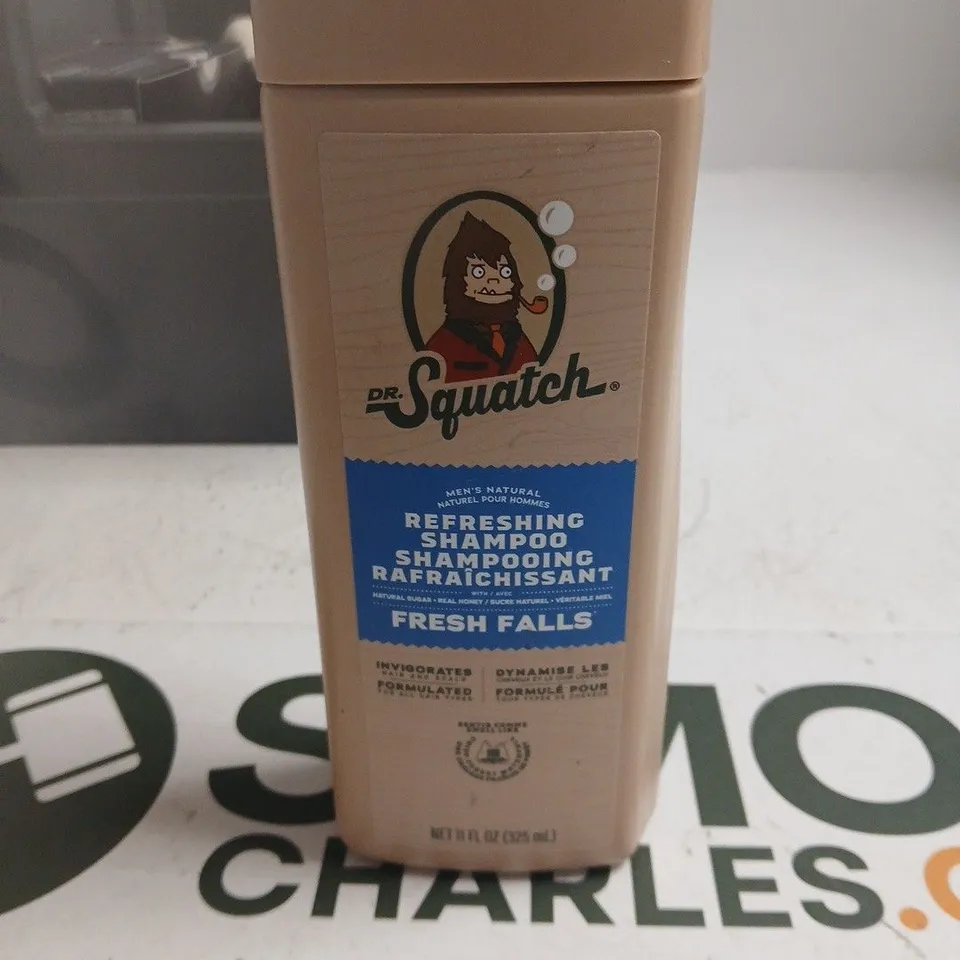 TOTE OF APPROXIMATELY 12 ASSORTED HEATH AND BEAUTY ITEMS TO INCLUDE: DR SQUATCH FRESH FALLS SHAMPOO