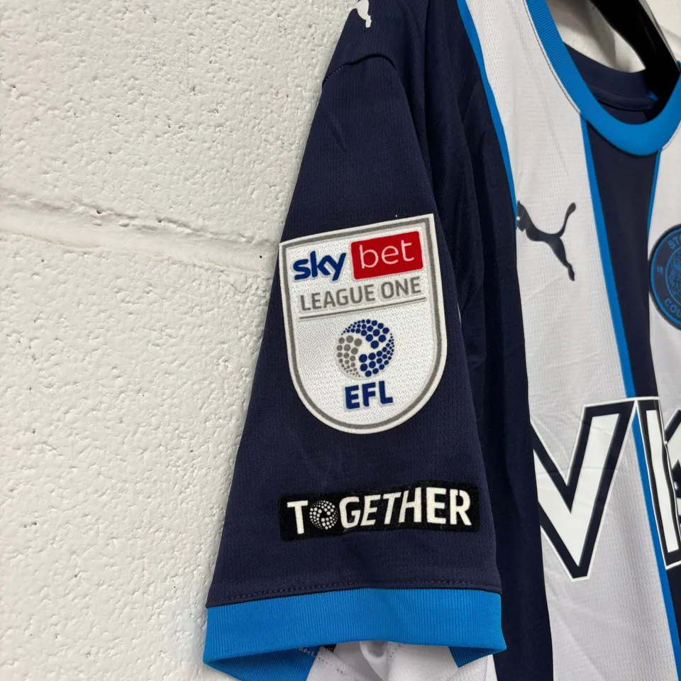 STOCKPORT COUNTY F.C LEAGUE ONE MATCH WORN AWAY SHIRT IN BLUE/WHITE - EU L / TYLER ONYANGO #24