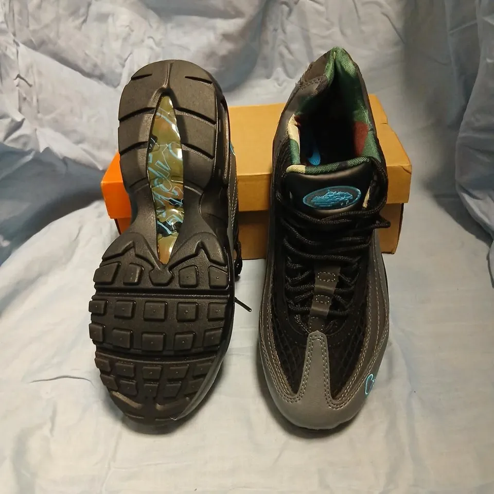 NIKE AIR MAX 95 TT TRAINERS – UK 8 (US 9), GREY/BLACK WITH CAMOUFLAGE LINING