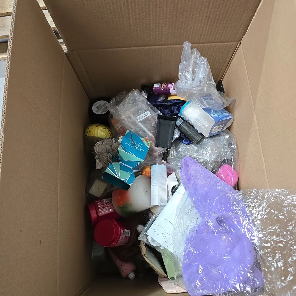 BOX OF APPROXIMATELY 25 ASSORTED ITEMS TO INCLUDE: JEWELLERY CLEANER AND WILLIAM HUNT FRAGRANCE 