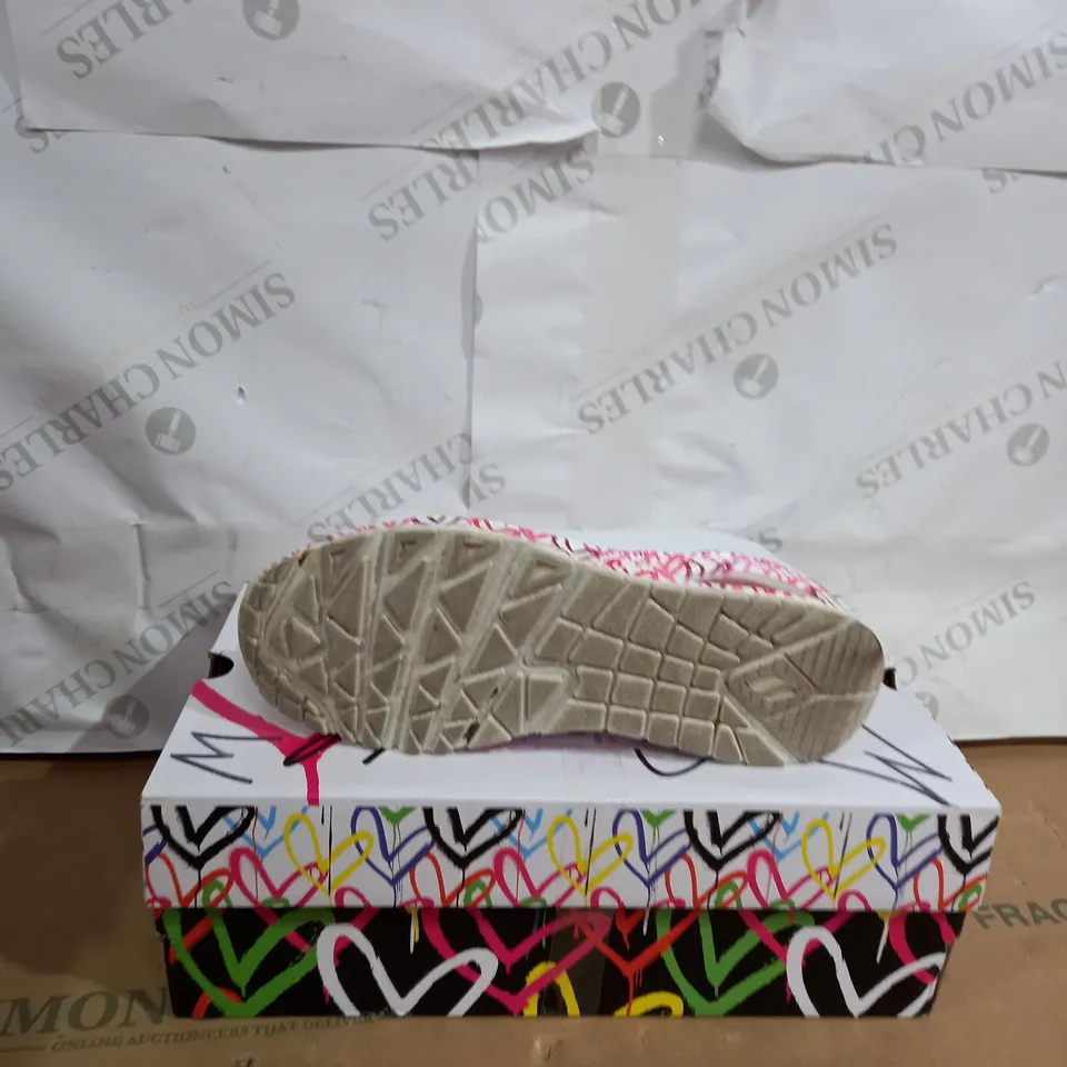 SKECHERS UNO LOVING GOLDCROWN DESIGN TRAINER SIZE 4.5