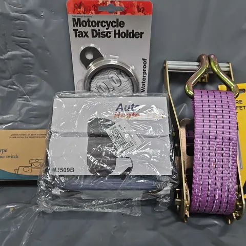 TOTE OF APPROXIMATELY 9 ASSORTED VEHICLE ITEMS TO INCLUDE - MOTORCYCLE MAX DISC HOLDER , AA TYRE SAFETY KIT , AUTO HEATER FAN ETC