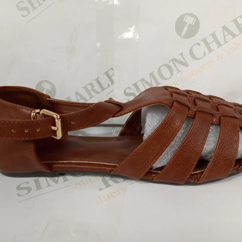PAIR OF DESIGNER FLAT SANDALS IN BROWN EU SIZE 39