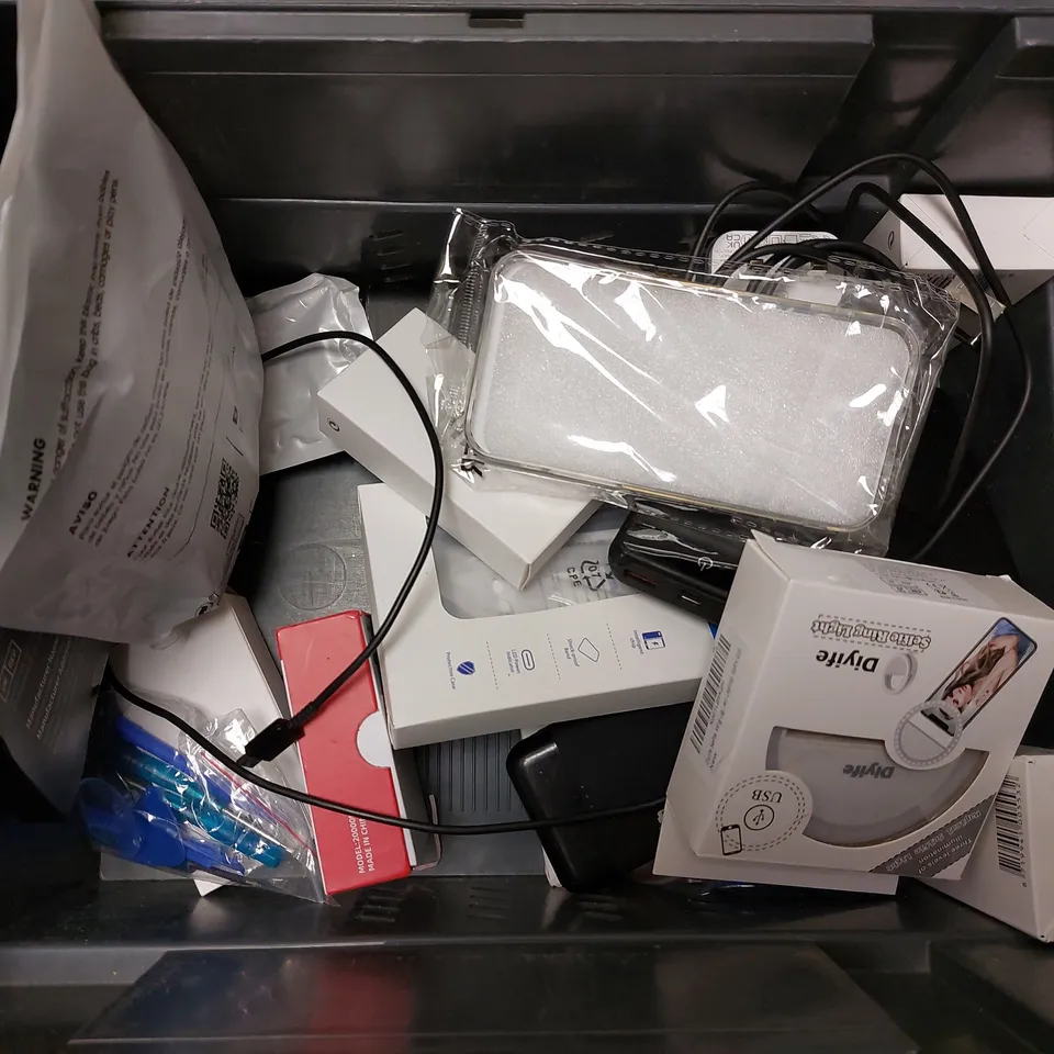 BOX OF APPROX 10 ITEMS TO INCLUDE USB MULTI PORT, UNBREAKABLE WATERPROOF CASES AND SCREEN PROTECTORS