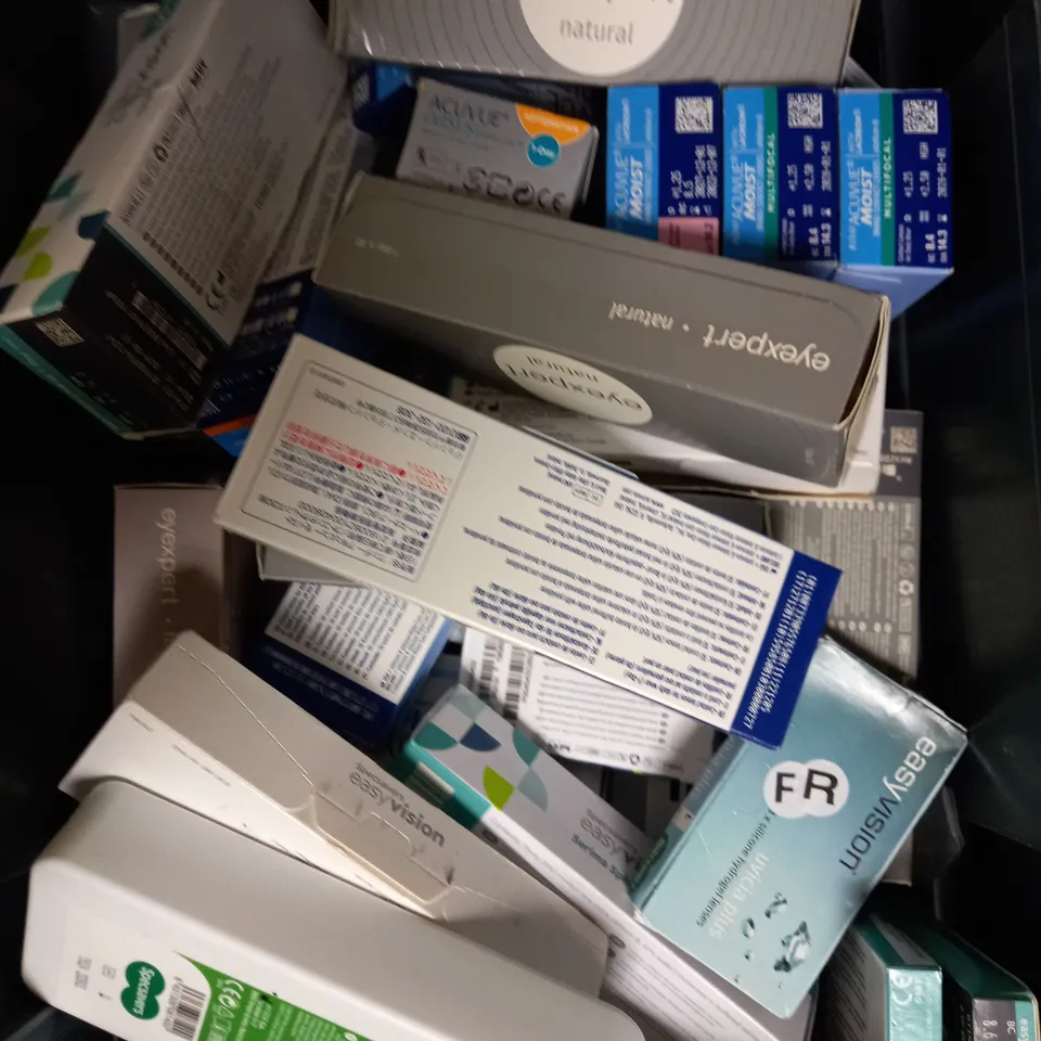 LOT OF APPROXIMATELY 25 ASSORTED EYECARE & HEALTHCARE PRODUCTS TO INCLUDE VARIOUS STRENGTH CONTACT LENSES, LENS SOLUTION, 1 DAY LENSES ETC 