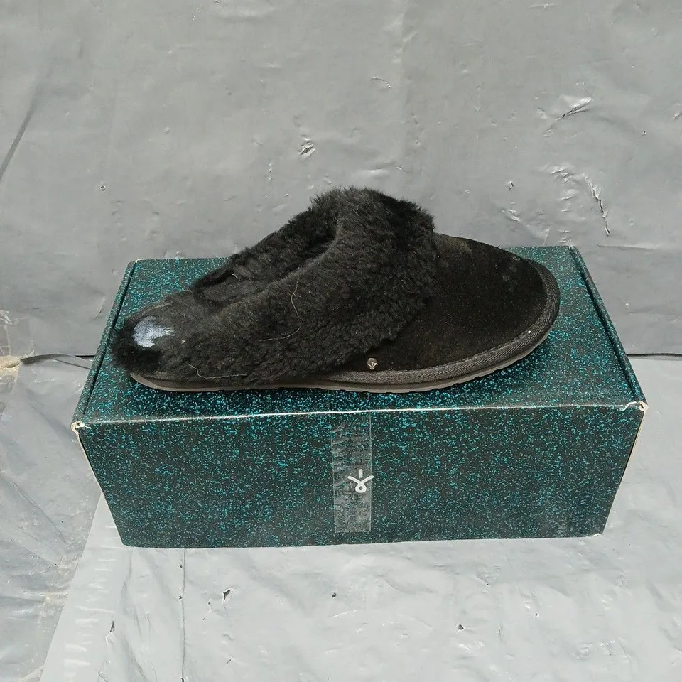 PAIR OF EMU AUSTRALIA NEST JOLIE SHEEPSKIN SLIPPERS IN BLACK SIZE 6 