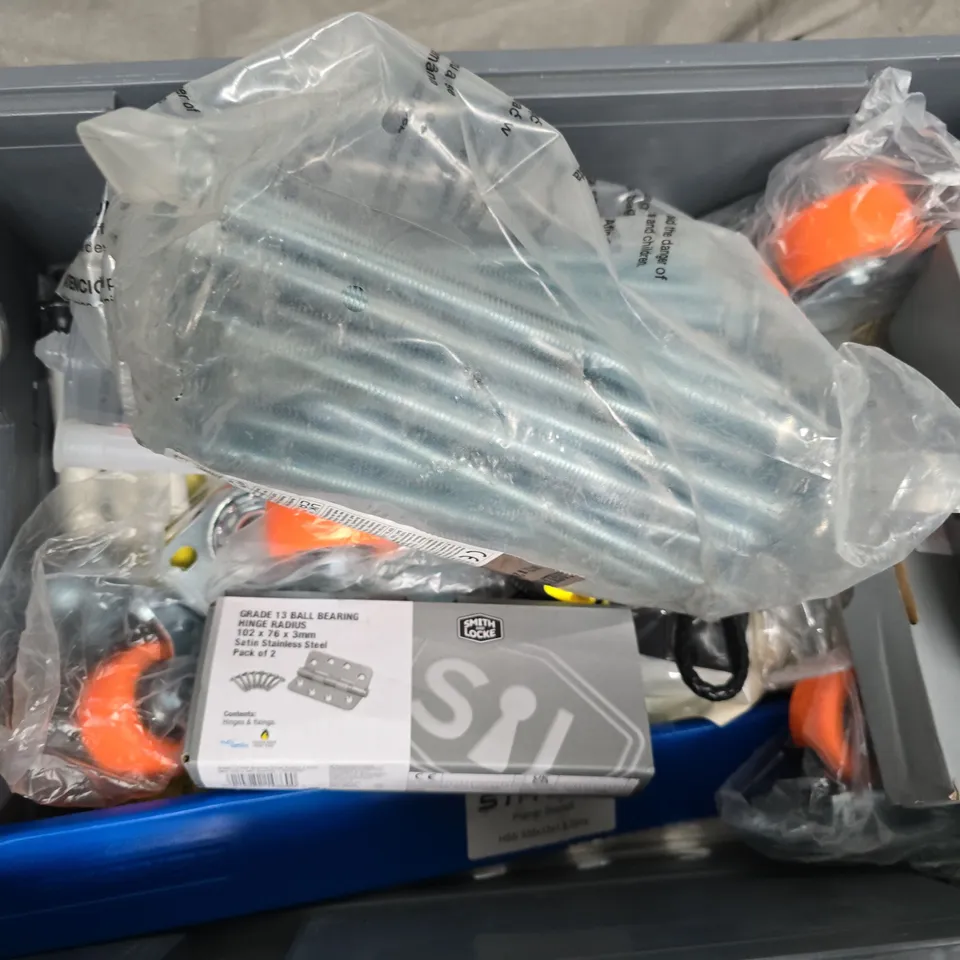 APPROXIMATELY 15 ASSORTED HOUSEHOLD ITEMS TO INCLUDE GOLFBALLS, GRADE 13 BALL BEARING HINGE RADIUS, UMBRELLA, ETC