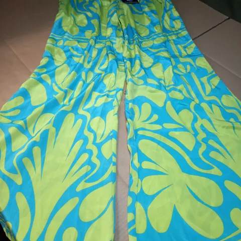 PRETTYLITTLETHING GREEN PRINTED SATIN LOW RISE WIDE LEG TROUSERS - SIZE 10