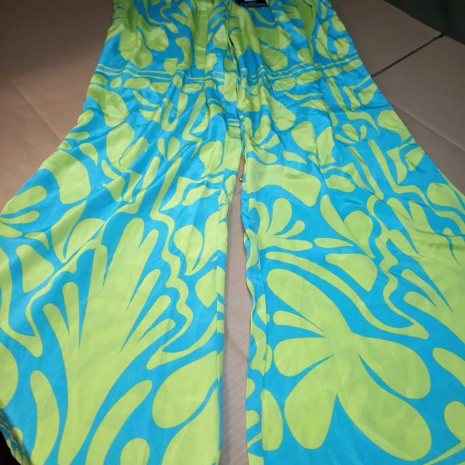 PRETTYLITTLETHING GREEN PRINTED SATIN LOW RISE WIDE LEG TROUSERS - SIZE 10